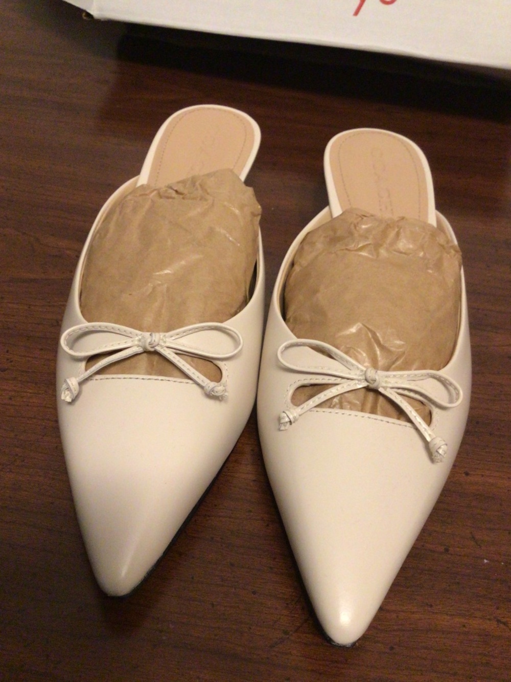 Coach kitty heel pointed toe with bow accent slip on SZ 9 with tiny dent